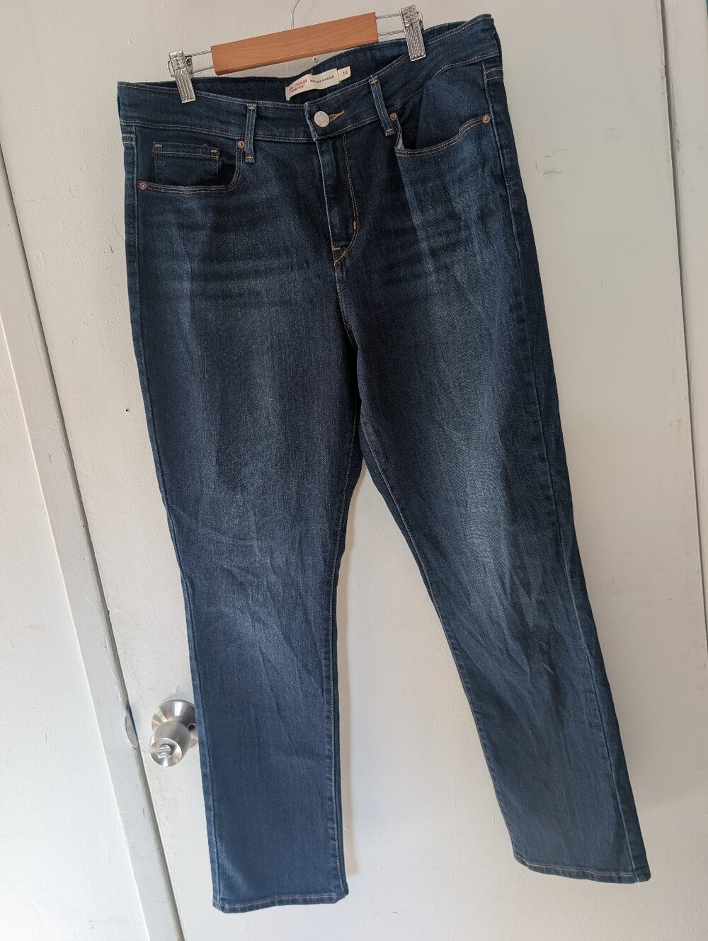 Levi Strauss Signature Mid-Rise Straight Jeans